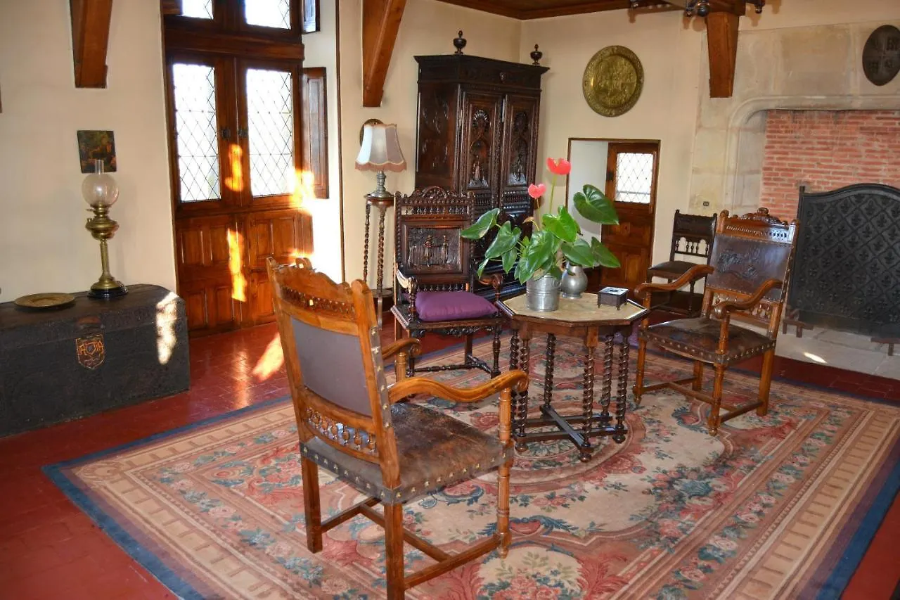 Chateau De Peufeilhoux Vallon-en-Sully Bed & Breakfast